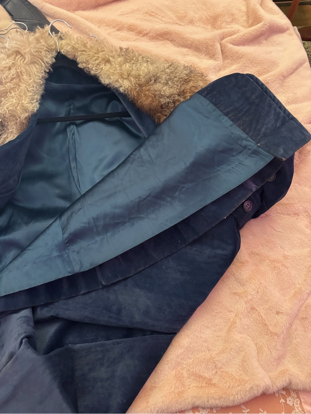 Women's Blue Velvet Double-Breasted Coat with Mongolian Sheep Fur Trim - Picture 7 of 9